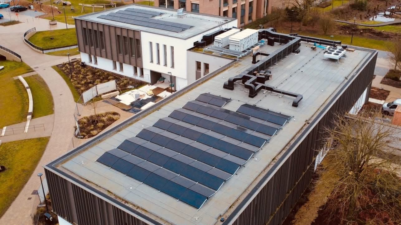 Bedrijfsgebouw met zonnepanelen