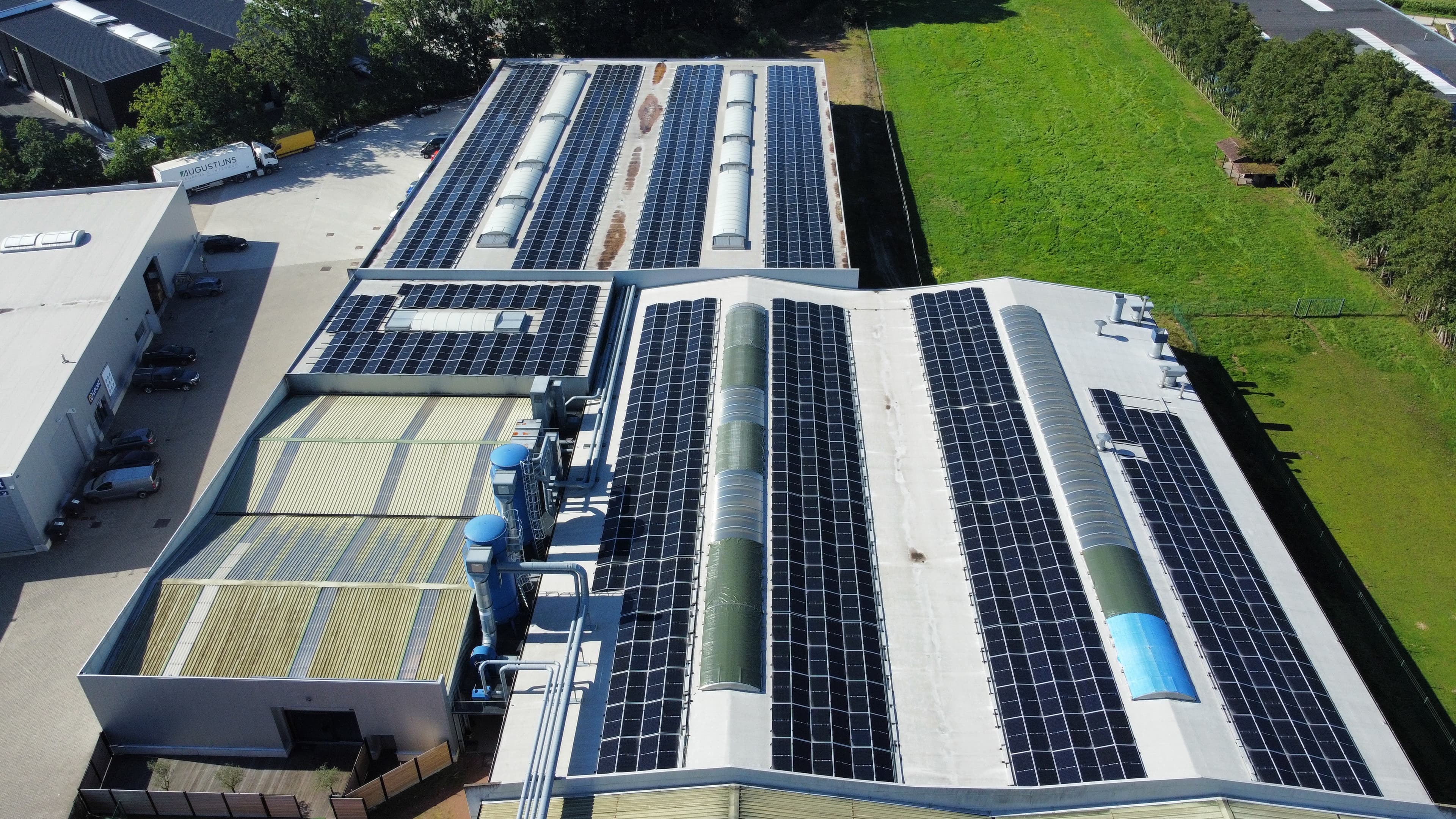 Bedrijfsgebouw met zonnepanelen op het dak